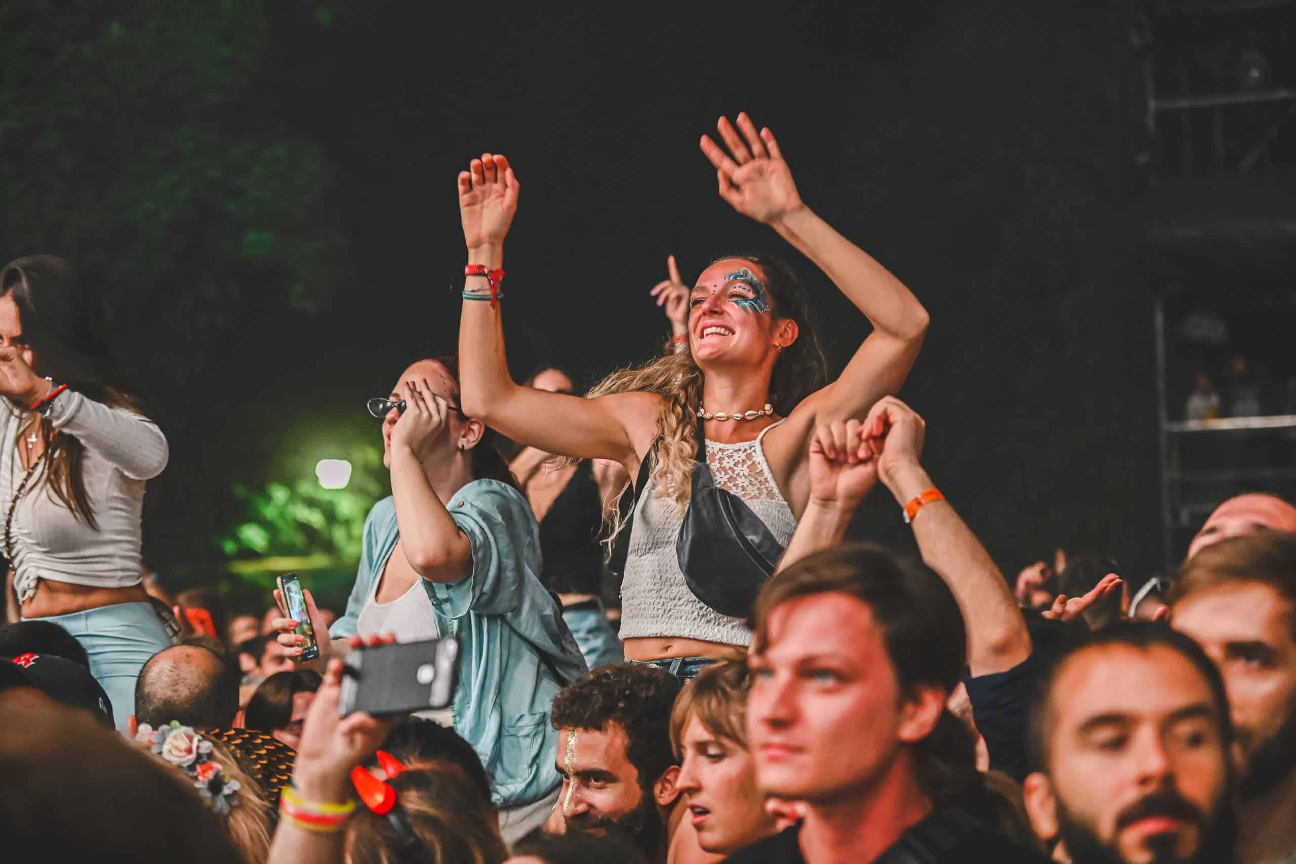 Besucher feiern bei einem Festival