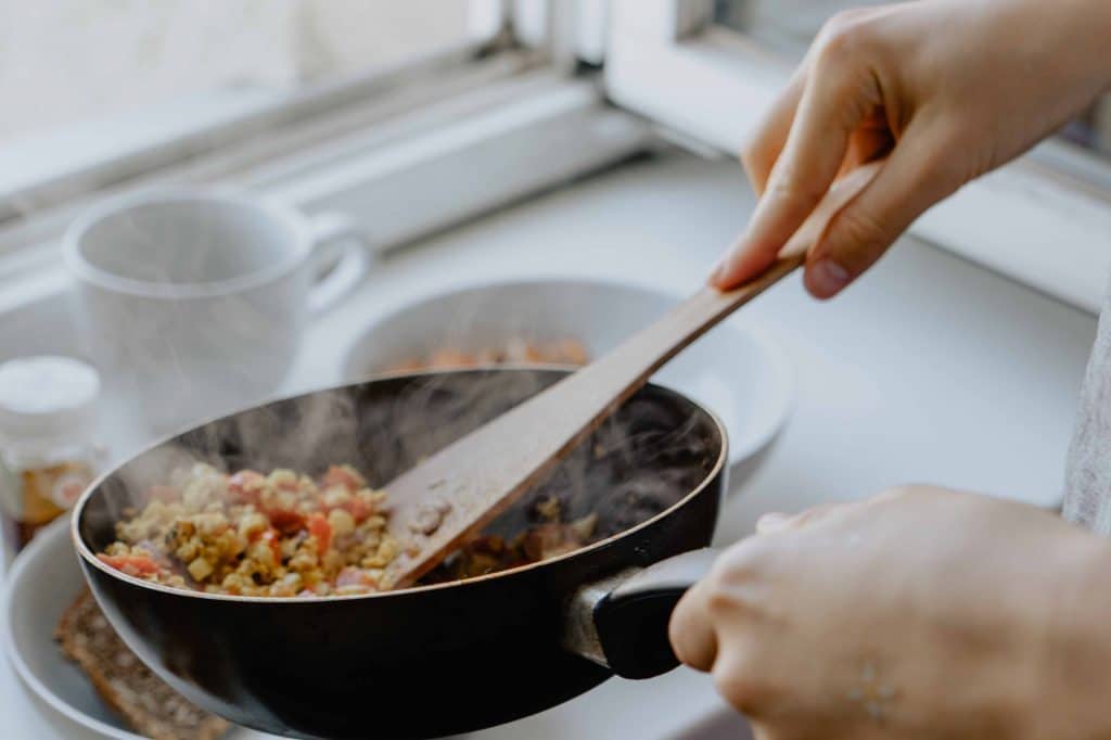 Pfanne mit Essen und Dampf