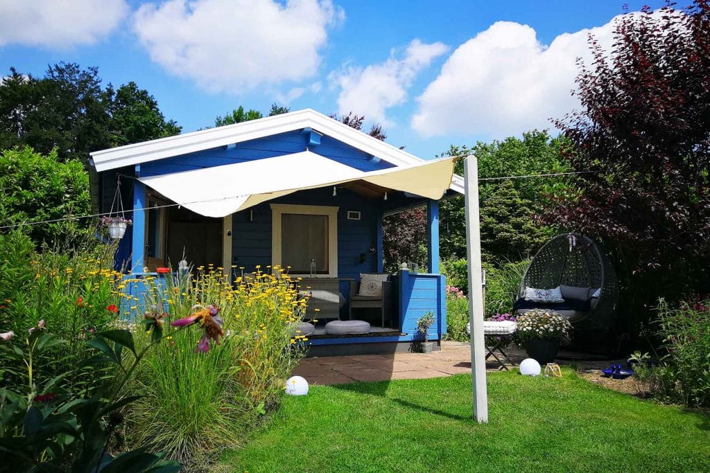 Blaue Gartenlaube im Schrebergarten