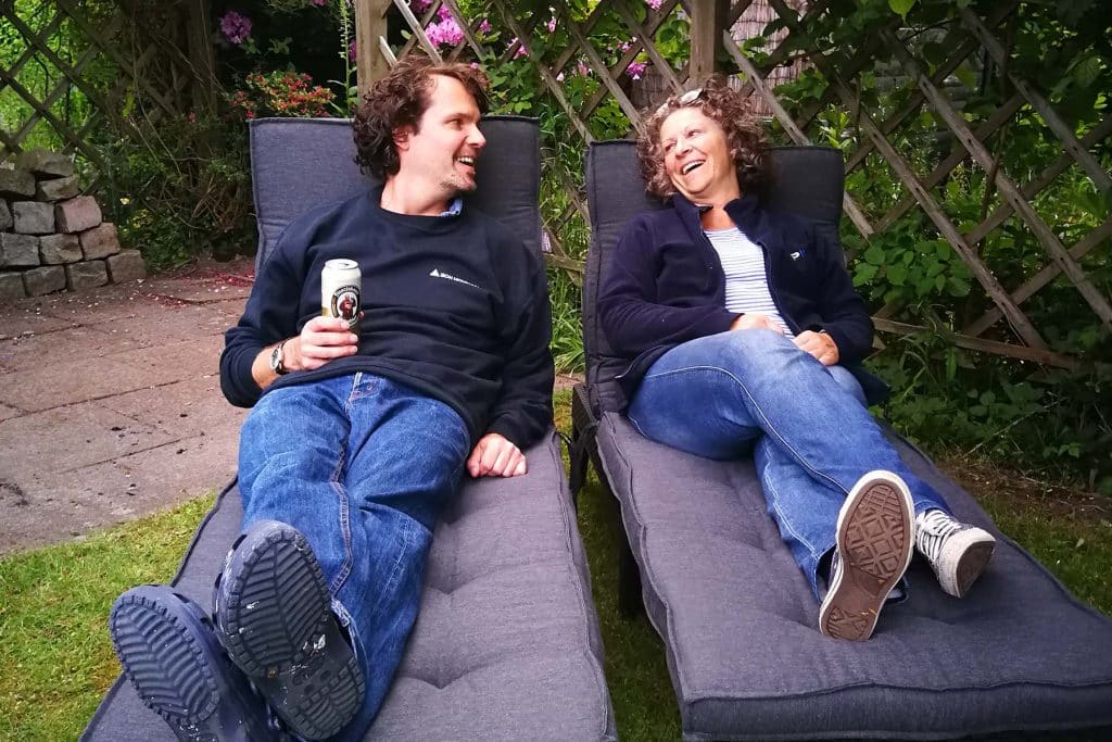 Beate und Ralf in ihrem Schrebergarten