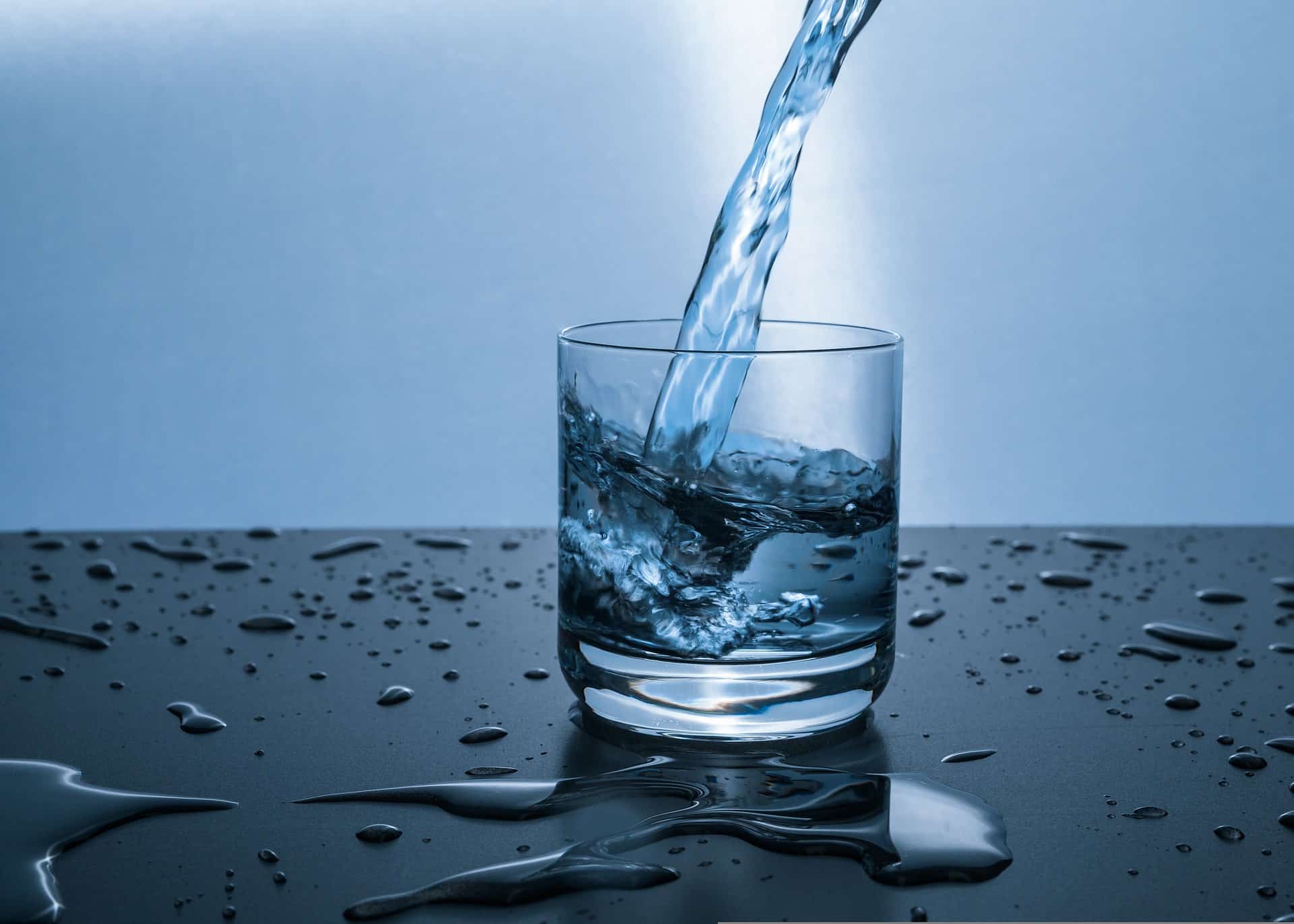 Wasser wird in ein Glas gegossen